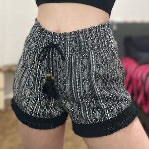 WOMEN’S NO BOUNDARIES SHORTS